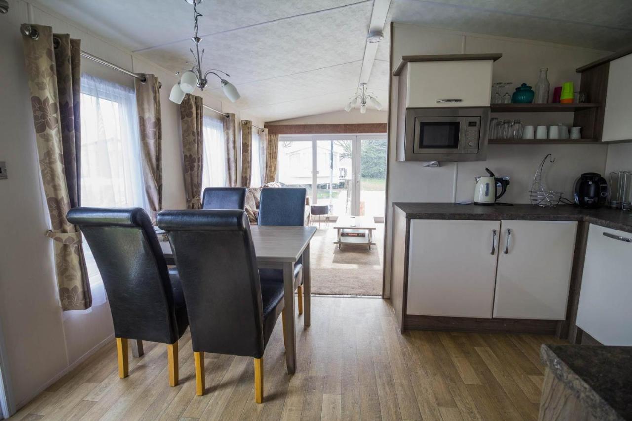 Modern 6 Berth Caravan At Highfield Grange In Essex Ref 26609P Clacton-on-Sea Eksteriør bilde