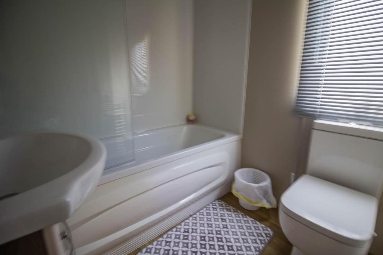 Modern 6 Berth Caravan At Highfield Grange In Essex Ref 26609P Clacton-on-Sea Eksteriør bilde